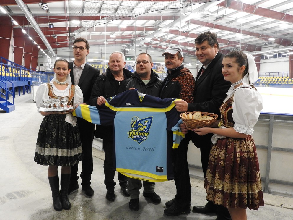 Na snímke zľava zástupca investora Jiří Zeman, hokejový tréner Július Šupler, tréneri vranovskej mládeže Martin Mihály a Ján Novák a primátor mesta Vranov nad Topľou Ján Ragan počas tlačovej konferencie pred otvorením zrekonštruovaného zimného štadióna vo Vranove nad Topľou