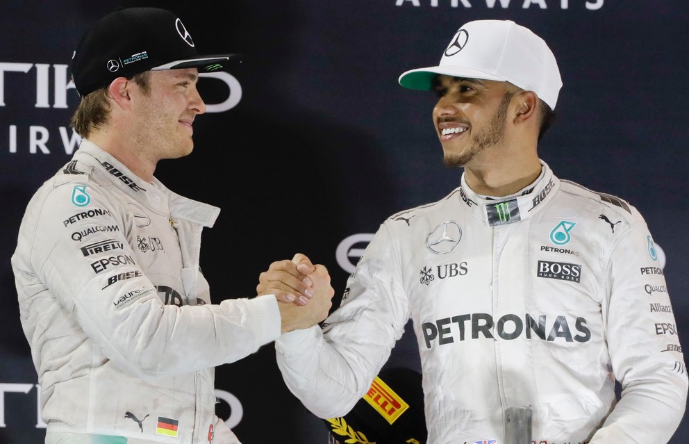 Lewis Hamilton gratuluje Rosbergovi k titulu.