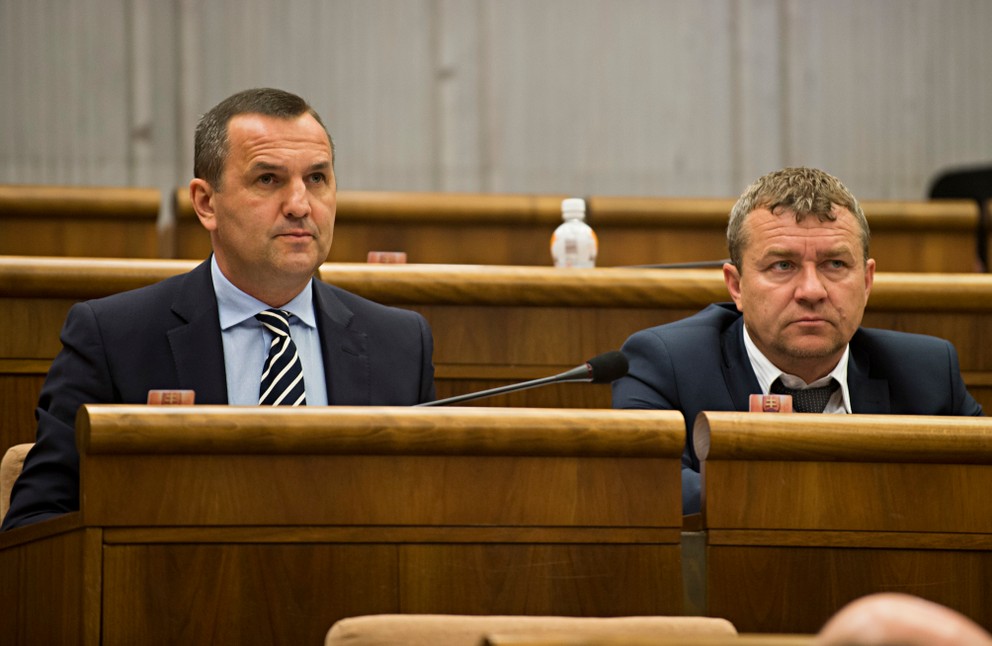 Pozmeňujúci návrh predostreli dvaja politici zo SNS Dušan Tittel (vľavo) a Tibor Jančula.