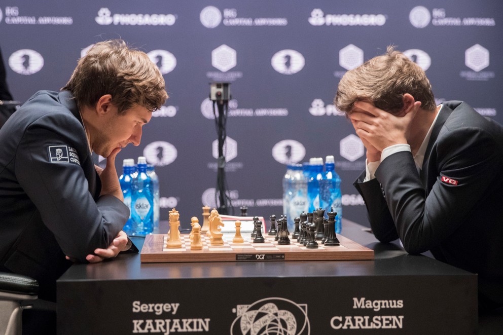 Sergej Karjakin (vľavo) a Magnus Carlsen.