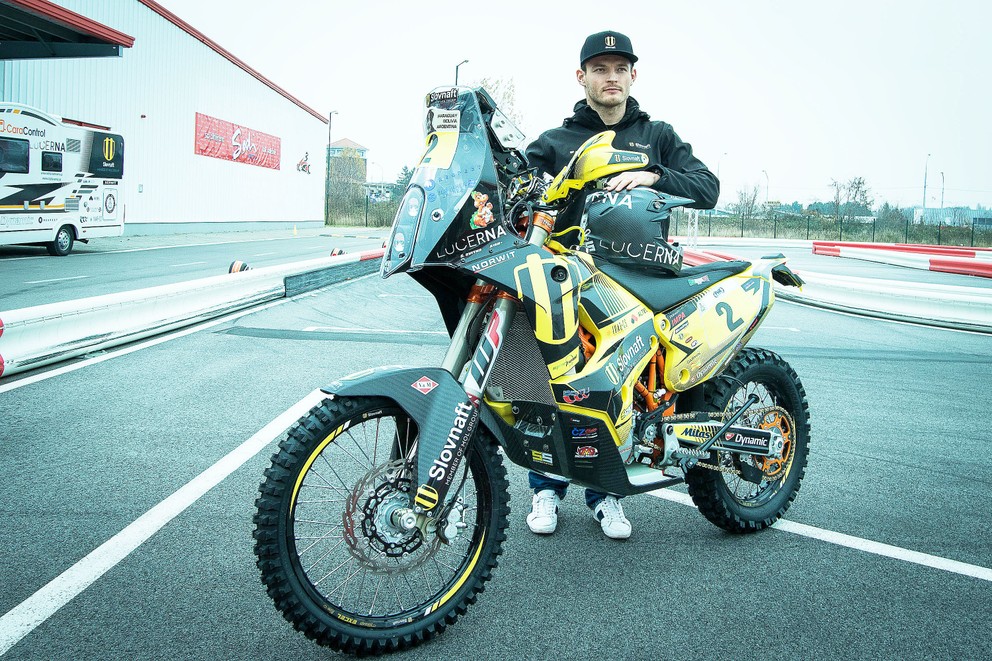 S toutou motorkou zabojuje na Dakare o úspechy.