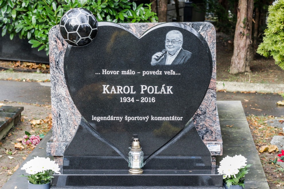 Pomník na hrobe športového komentátora Karola Poláka na cintoríne v Slávičom údolí v Bratislave.