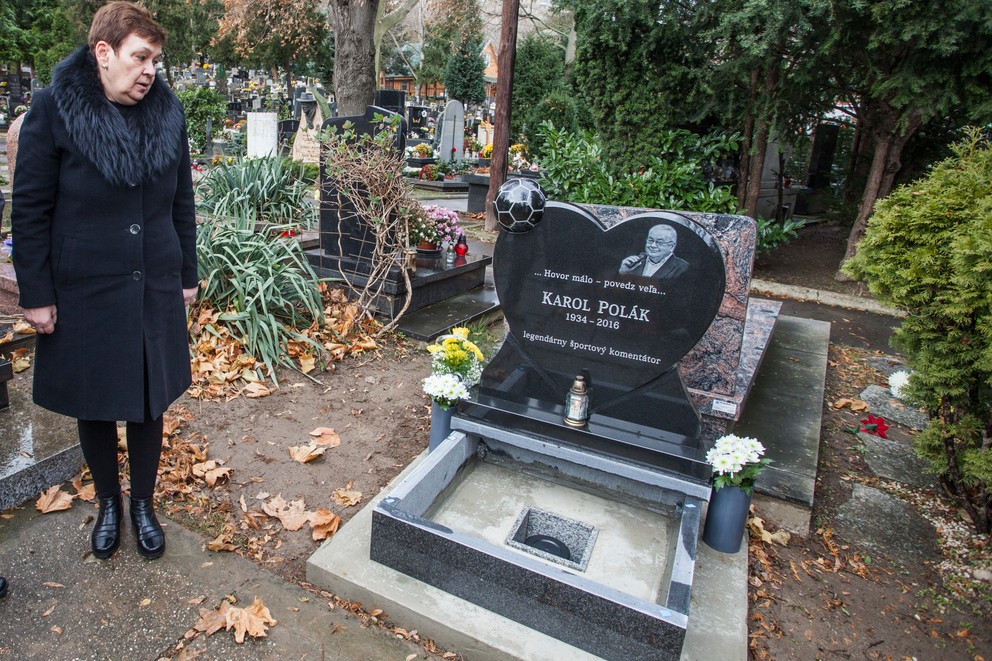Agáta Poláková počas odhalenia pomníka na hrobe svojho manžela, športového komentátora Karola Poláka.