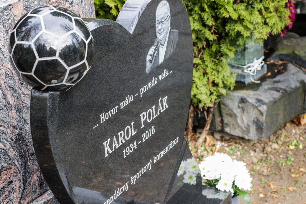 Pomník na hrobe športového komentátora Karola Poláka na cintoríne v Slávičom údolí v Bratislave.