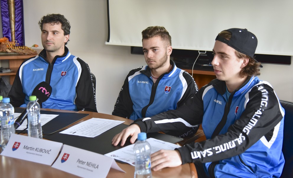 Na snímke zľava tréner reprezentácie Slovenska vo florbale Ján Purc, reprezentant Slovenska vo florbale Martin Kubovič a reprezentant Slovenska vo florbale Peter Nehila.
