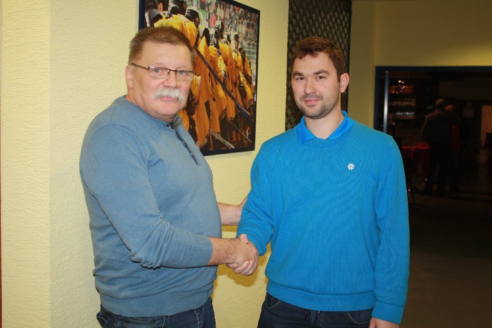 Už bývalý manažér Jaroslav Laifer (vľavo) odovzdáva štafetu Matejovi Valovi.