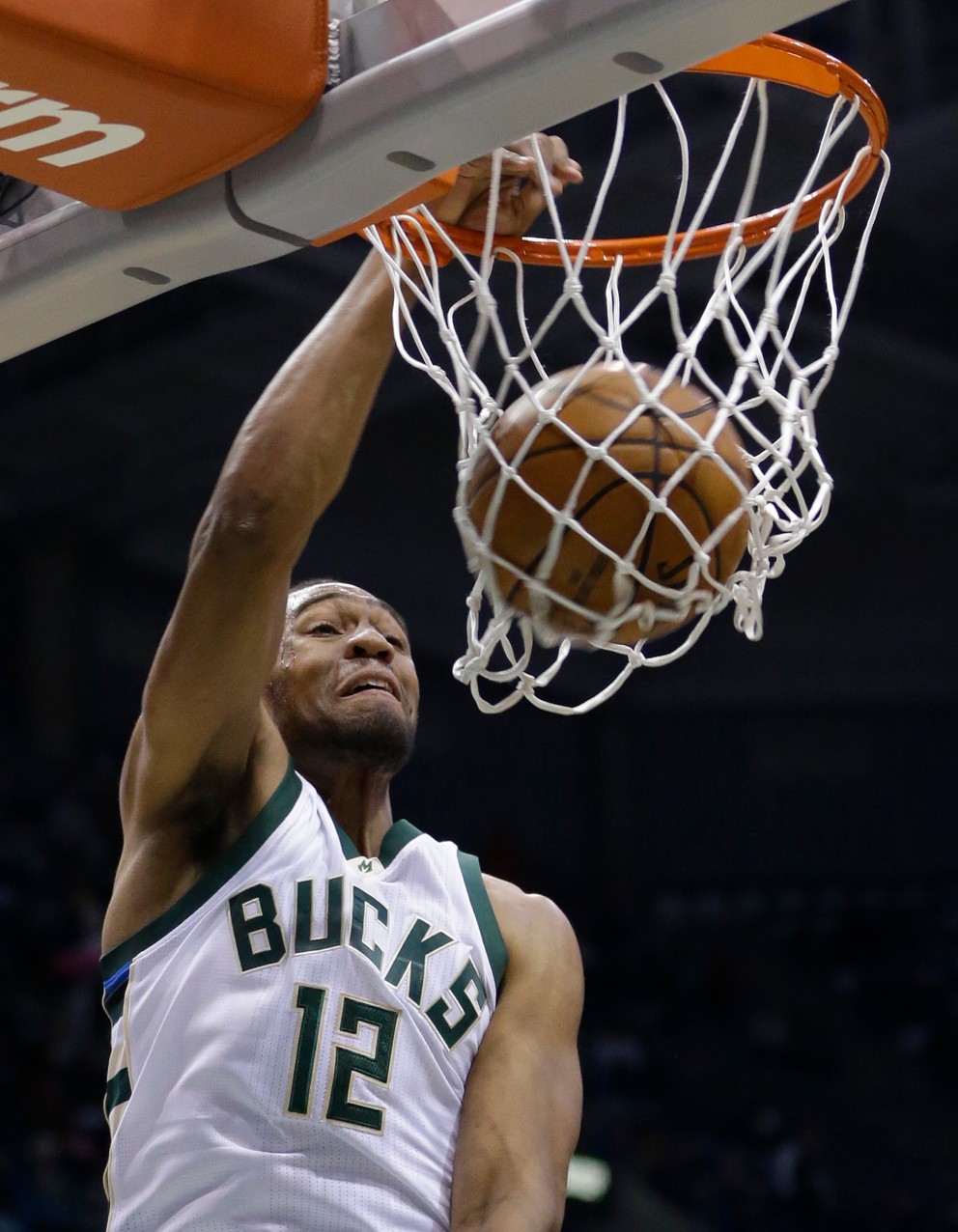Domáci Jabari Parker zakončuje na kôš.