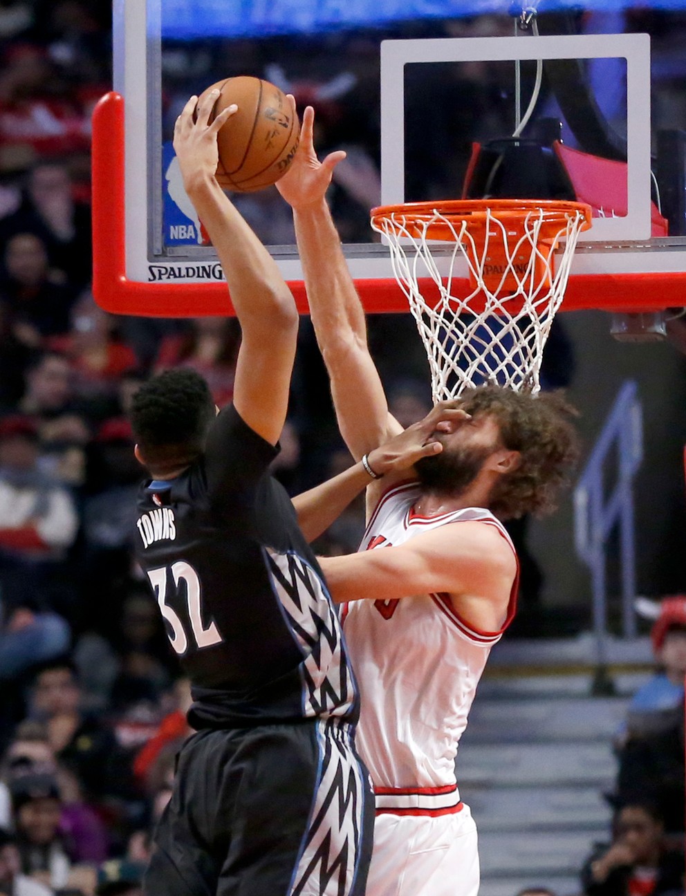 Cristiano Felicio (vpravo) z Chicaga blokuje zakončenie Karla-Anthonyho Townsa.