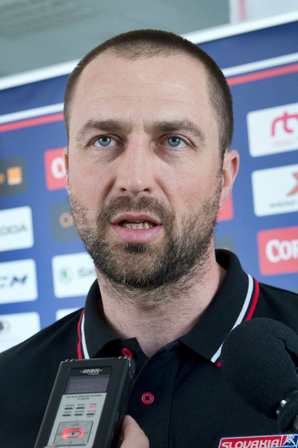 Andrej Schöber je trénerom ženskej hokejovej reprezentácie.