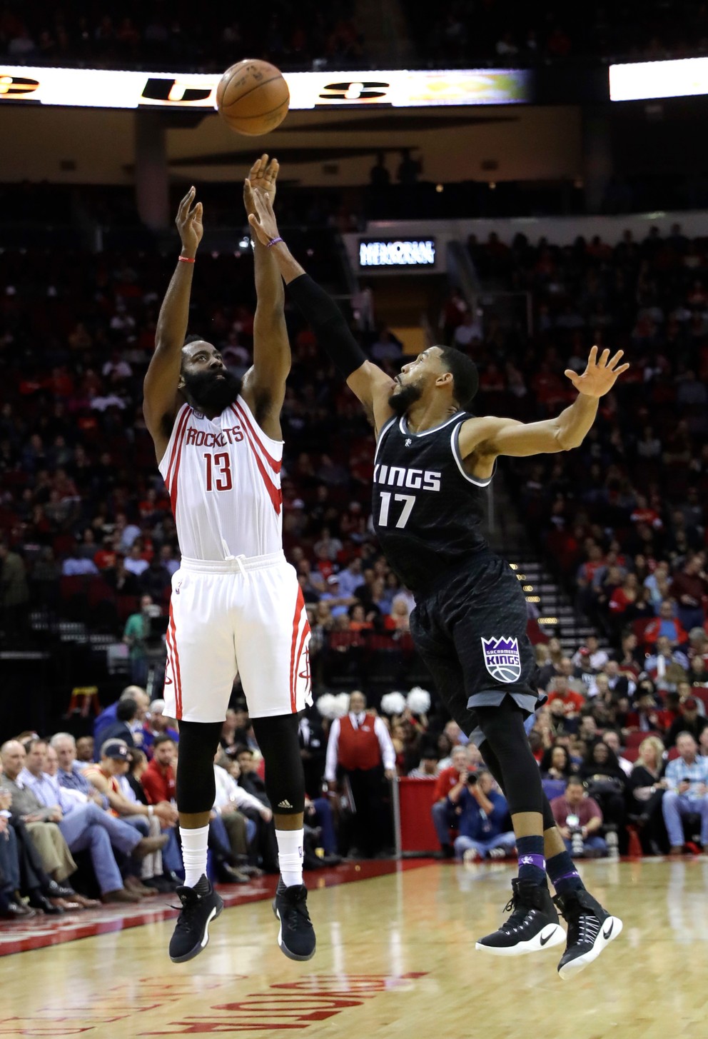 James Harden (vľavo) sa zapísal do klubových dejín.