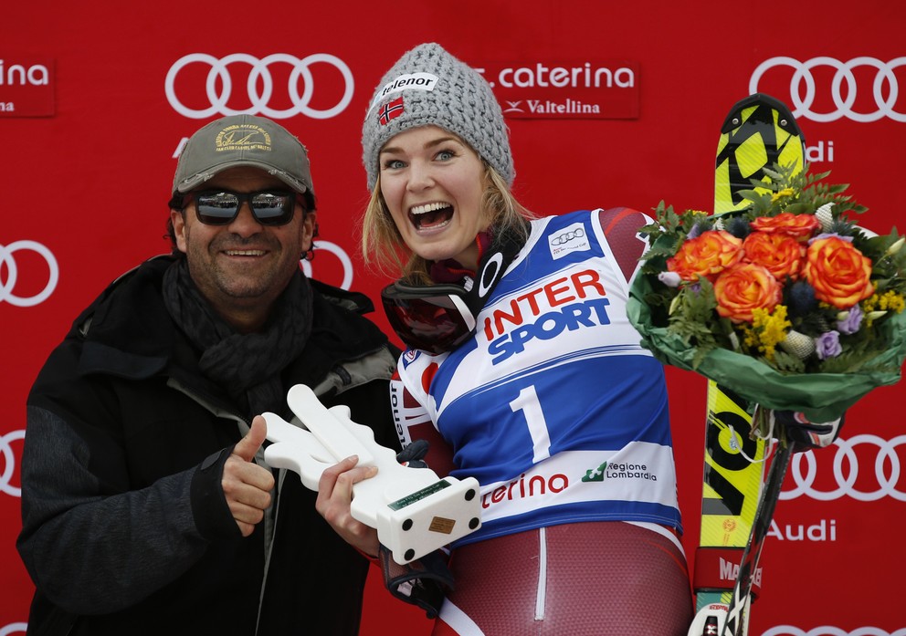 Na snímke z januára 2016 Alberto Tomba dekoruje víťazku slalomu v talianskej Santa Caterine, Nórku Ninu Lösethovú.