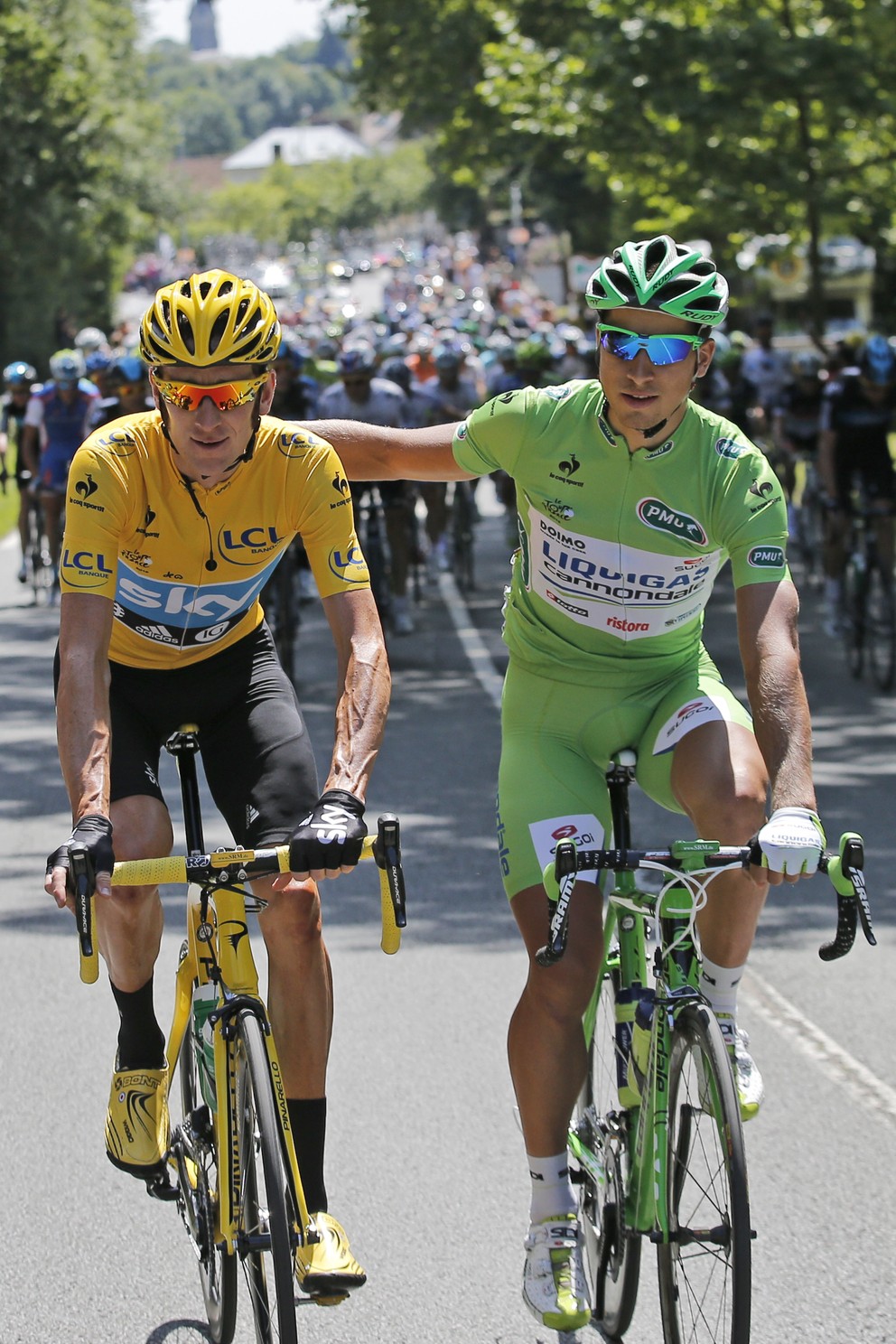 Bradley Wiggins (vľavo) je víťazom Tour de France v roku 2012, na snímke pózuje so Slovákom Petrom Saganom.