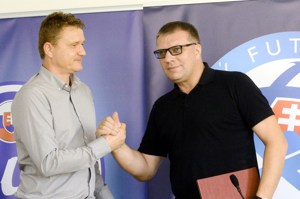 Ivan Kozák (vľavo) so šéfom slovenského futbalu Jánom Kováčikom.