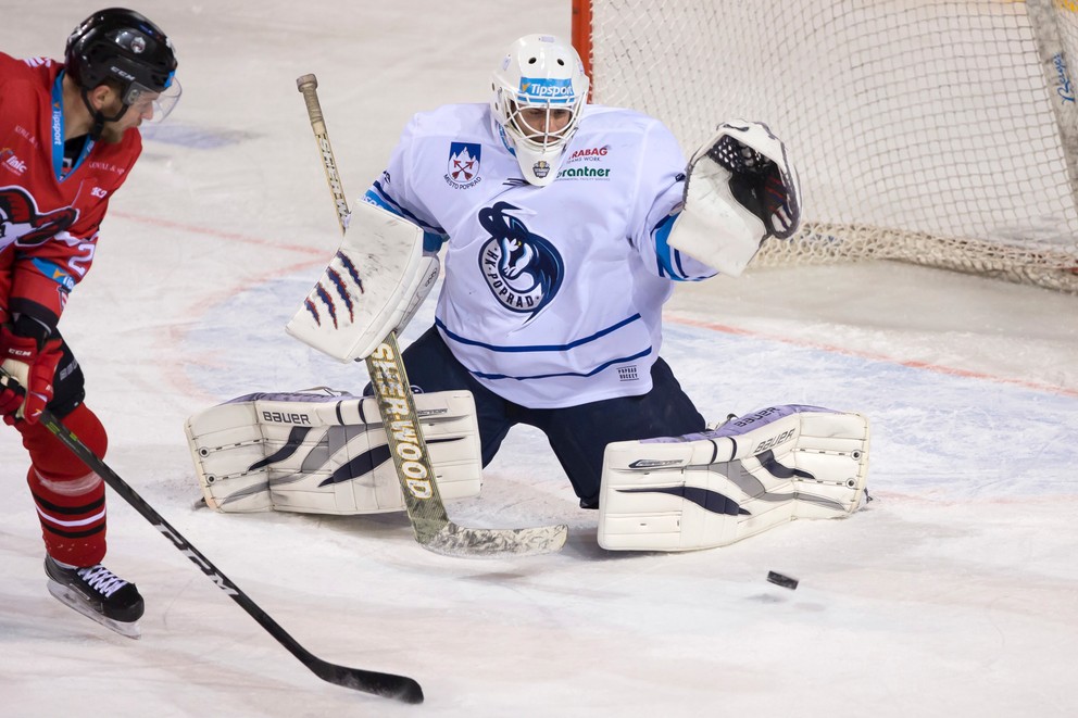 Pred brankárom Popradu Martinom Šúrekom sa márne snaží presadiť Matej Češík.