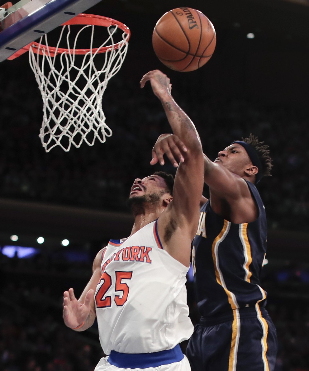 Derricka Rosea (vľavo) z New Yorku Knicks fauluje hráč Indiany Myles Turner.