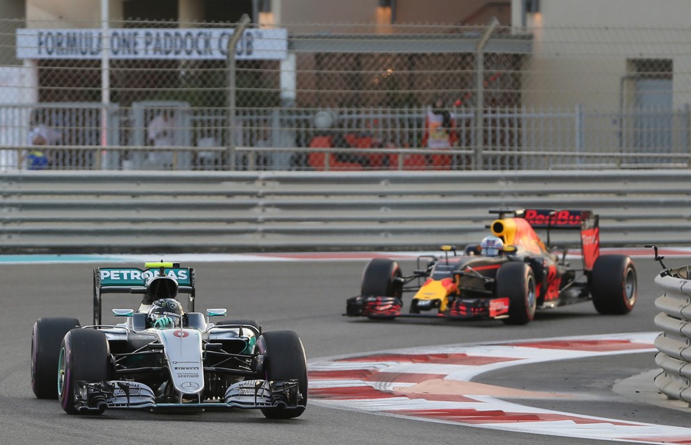 Na poslednej veľkej cene v Abú Zabí sa Daniel Ricciardo (vľavo) pozeral Nicovi Rosbergovi iba na chrbát.
