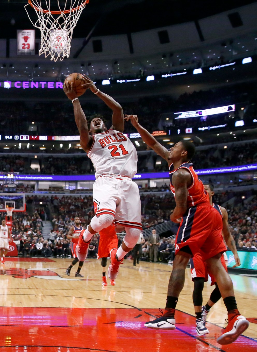 Do zakončenia sa dostáva Jimmy Butler z Chicaga (s číslom 21).