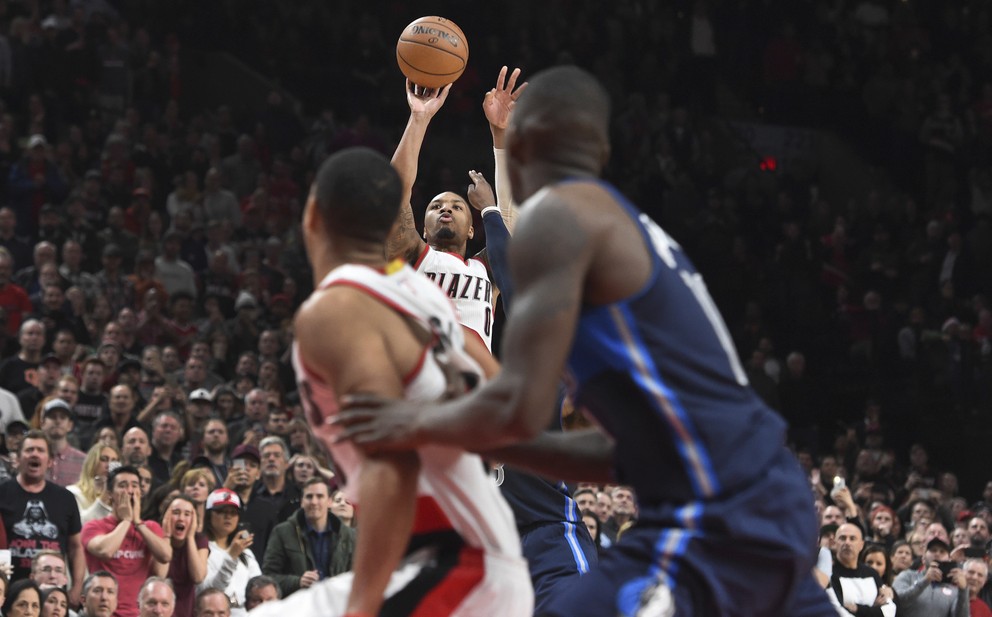 Spoza trojkového oblúka nepresne strieľa Damian Lillard a potvrdzuje mizériu Portlandu.