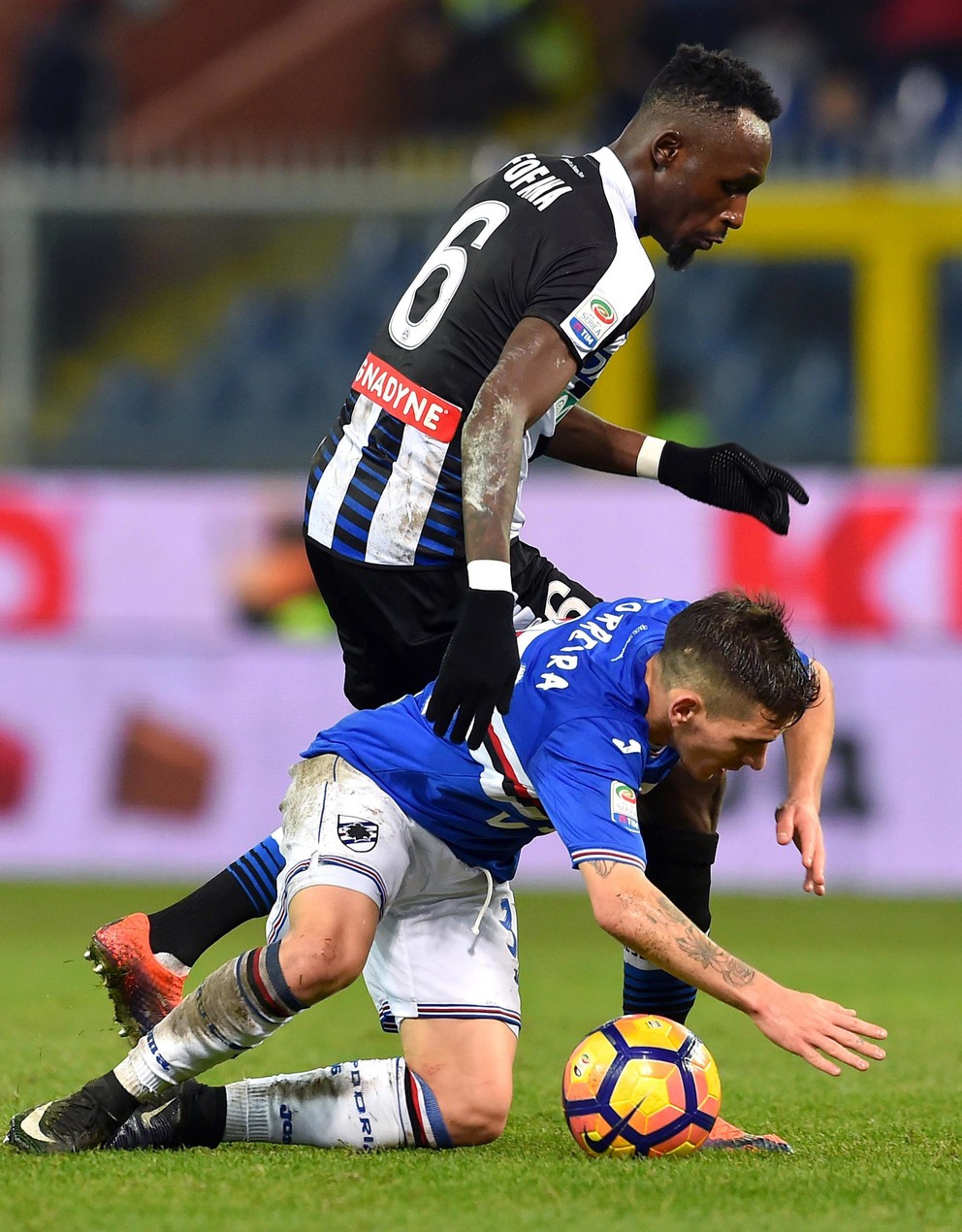 Seko Mohamed Fofana (vľavo) z Udinese v súboji zráža na trávnik hráča Sampdorie Lucasa Sebastiana Torreiru.