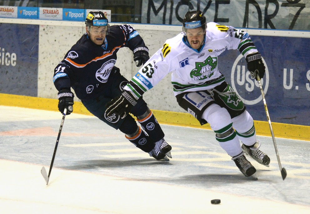 Na snímke vľavo hráč Košíc Ondřej Šmach, vpravo hráč Nových Zámkov Jake Cardwell.