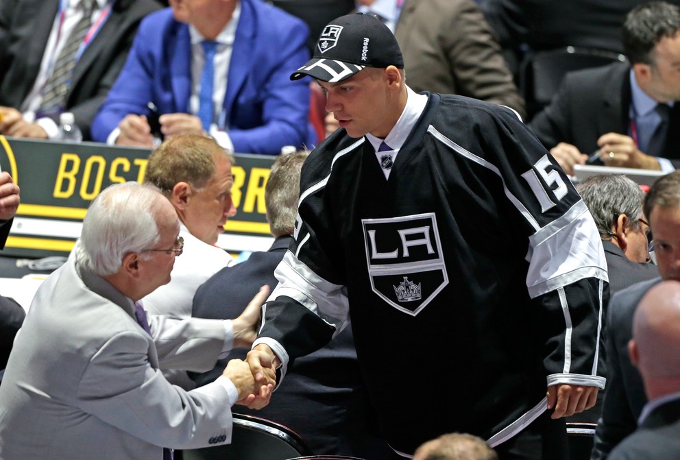 Erik Černák si podáva ruky s predstaviteľmi klubu Los Angels Kings, ktorý si ho vybral zo 43. miesta v druhom kole vstupného draftu zámorskej hokejovej NHL 27. júna 2015. Černák bol tak najvyššie draftovaným slovenským hokejistom v NHL za rok 2015.