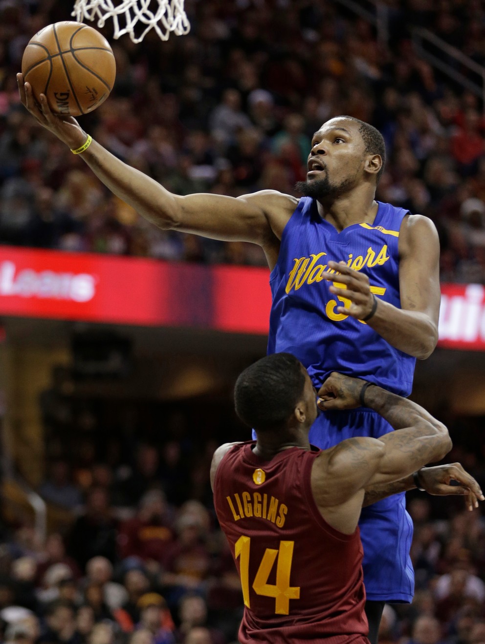 Kevin Durant (vpravo) z Golden State zakončuje cez DeAndreho Ligginsa z Clevelandu.