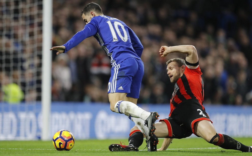 Simon Francis (vpravo) z Bournemouthu fauluje v pokutovom území Edena Hazarda z Chelsea.