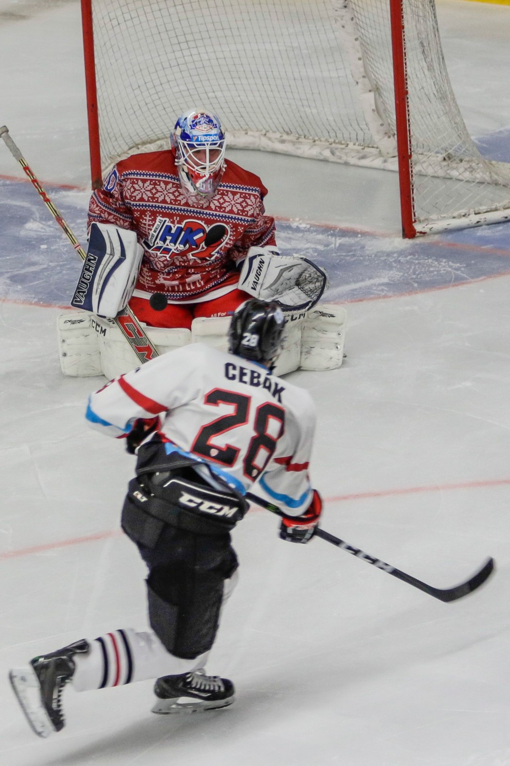 Juraj Cebák z Banskej Bystrice strieľa na bránu Karola Križana.