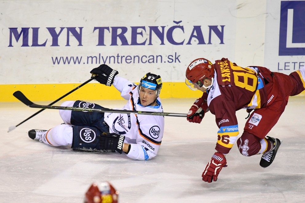Ladislav Nagy z HC Košice (vľavo) padá po súboji s Vladimírom Lantošom.