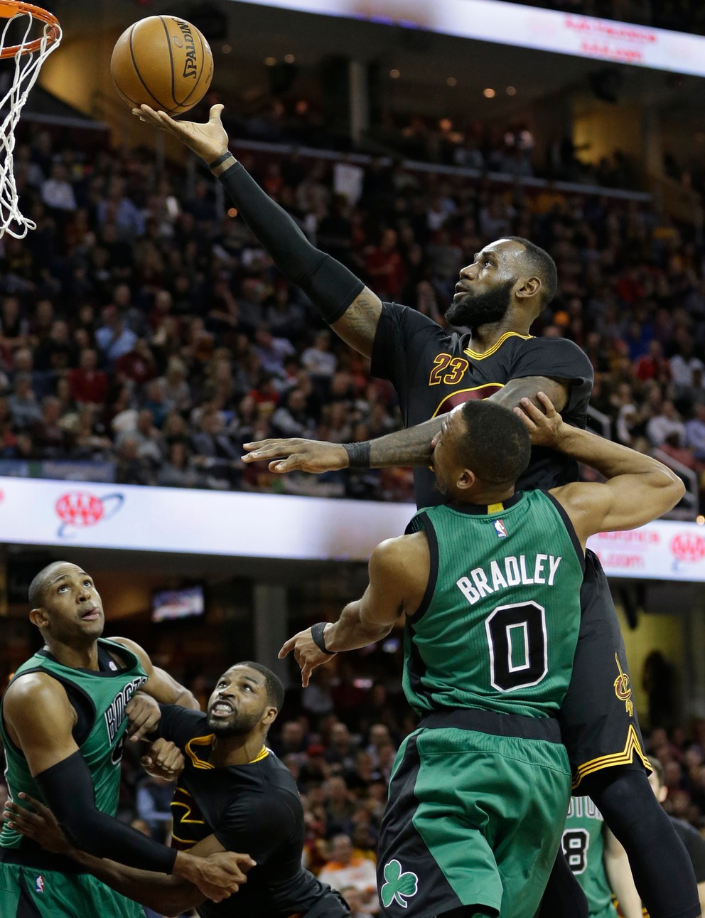 LeBron James (s číslom 23) nebol so svojím výkonom spokojný.