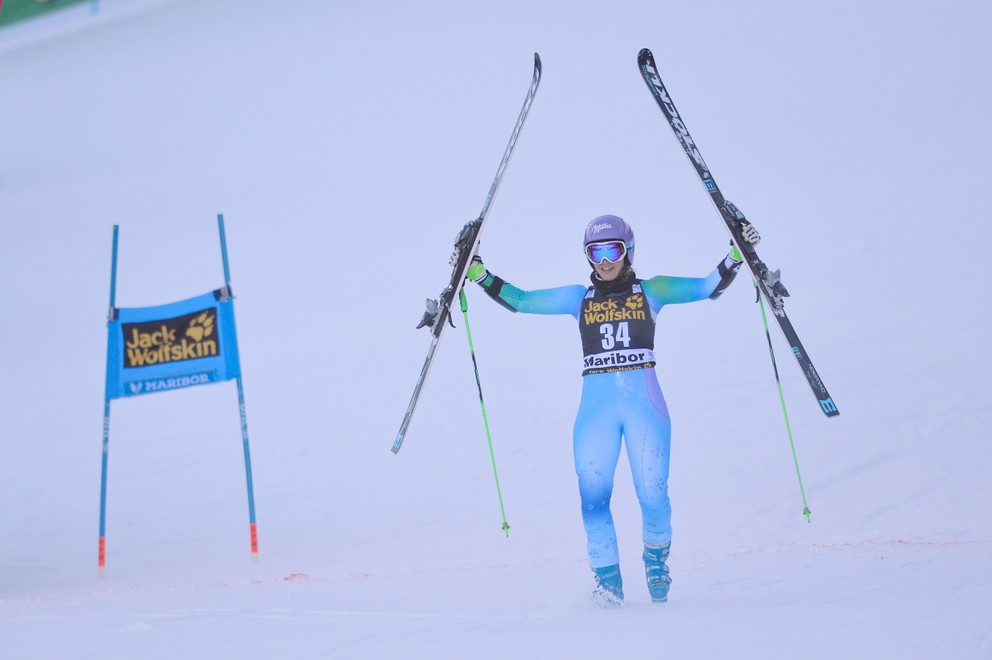 Tina Mazeová prišla v Maribore do cieľa s lyžami nad hlavou.