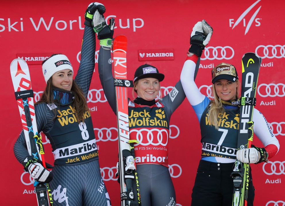 Tessa Worleyová sa stala víťazkou obrovského slalomu Svetového pohára žien v slovinskom Maribore. Druhá skončila Talianka Sofia Goggiová (vľavo) a tretia Švajčiarka Lara Gutová (vpravo).