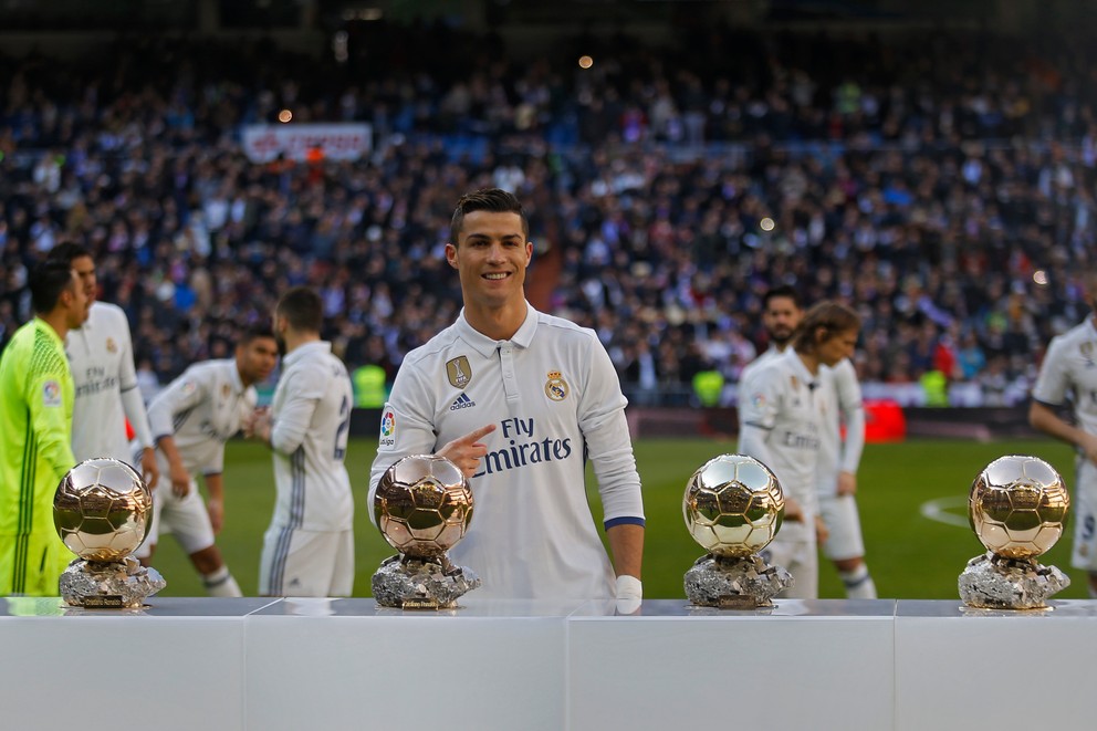Futbalista Realu Madrid Cristiano Ronaldo pózuje so svojimi štyrmi Zlatými loptami pred zápasom 17. kola španielskej La ligy proti Granade.