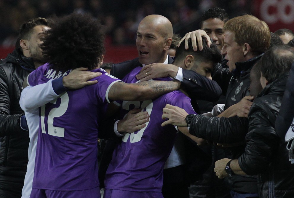 Zinedine Zidane so svojimi zverencami.