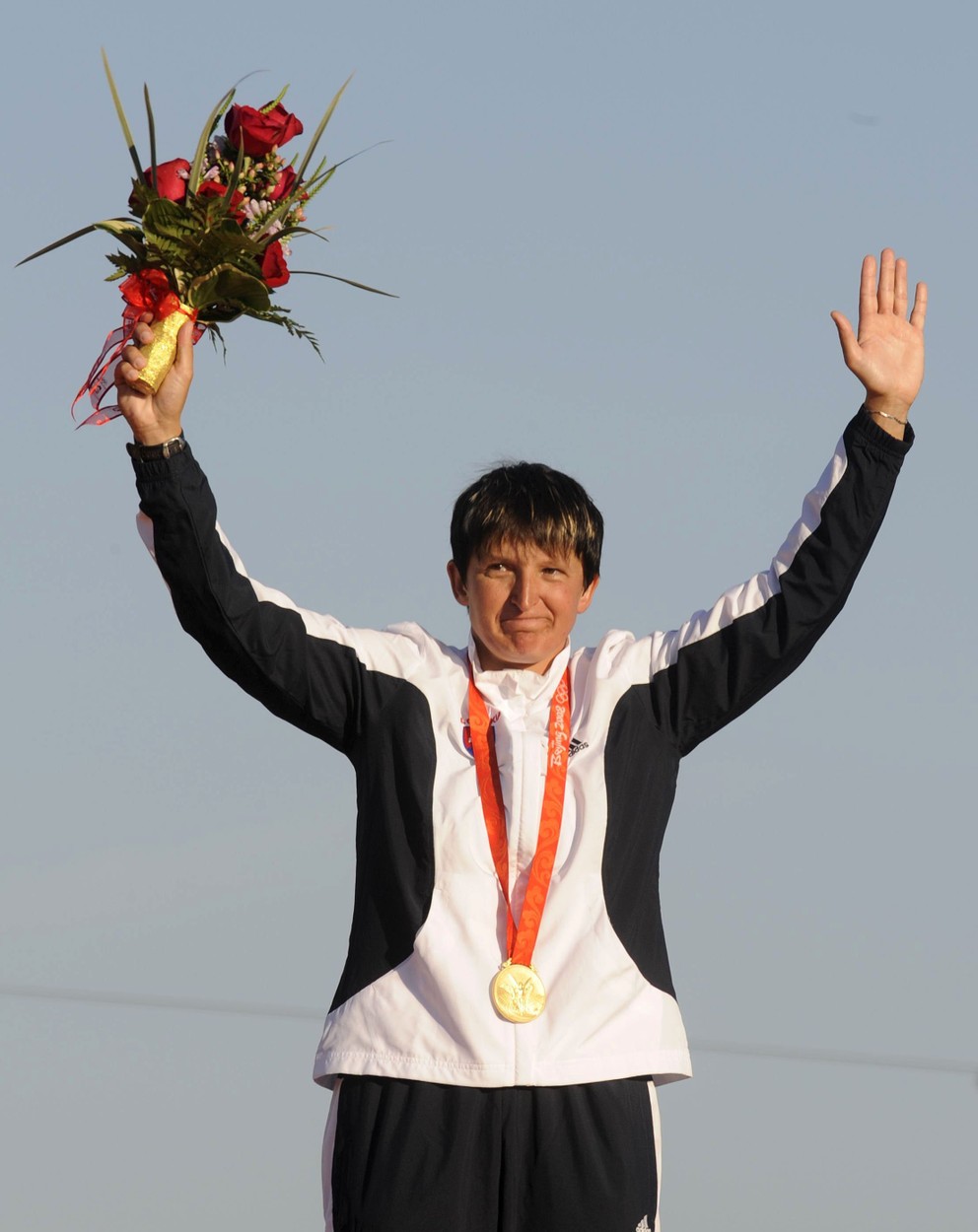 Elena Kaliská stojí na stupňoch víťazov so zlatou medailou na olympijských hrách v Pekingu 2008.