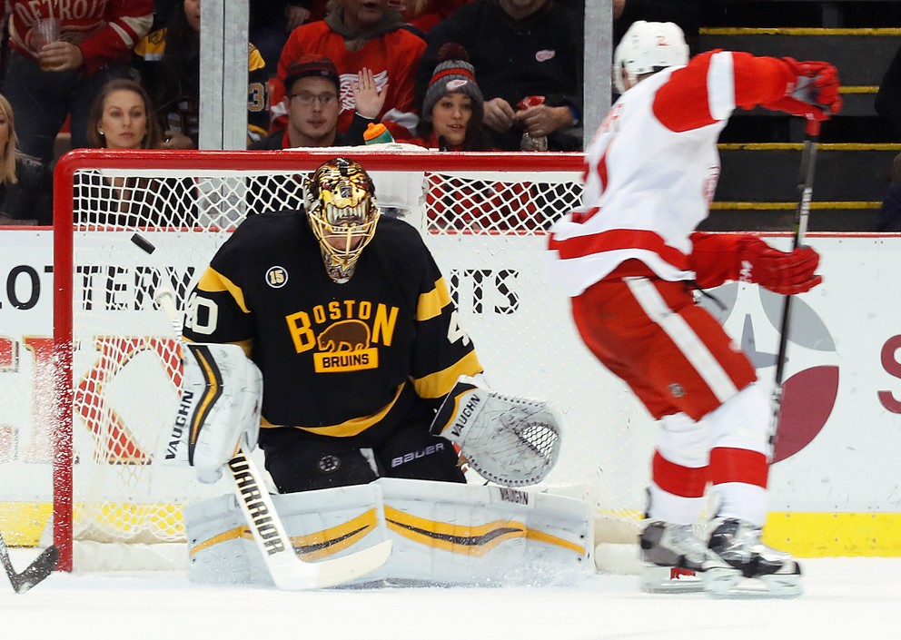 Tomáš Tatar skóruje do siete Bostonu Bruins.