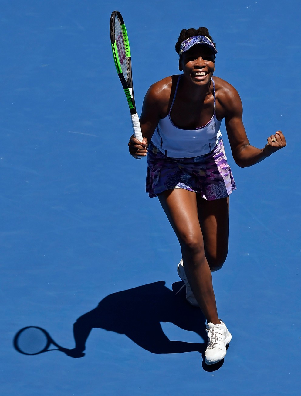Venus Williamsová oslavuje postup do semifinále.