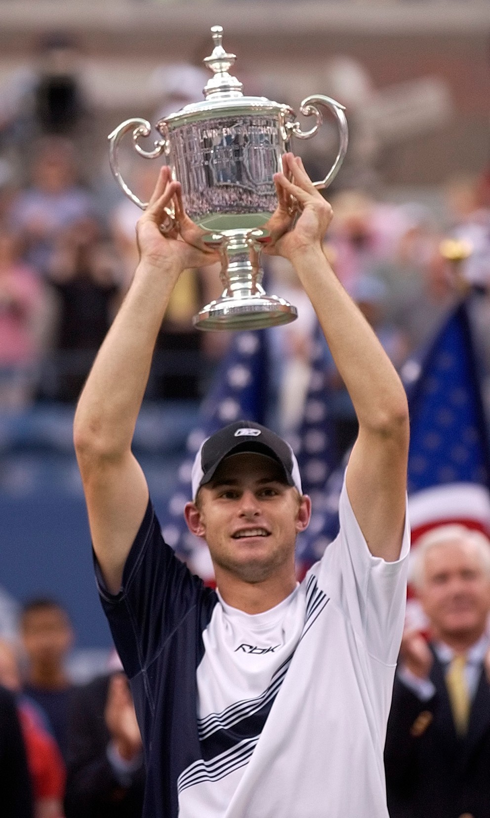 Andy Roddick dvíha nad hlavu trofej po jednom zo svojich víťazstiev na US Open.