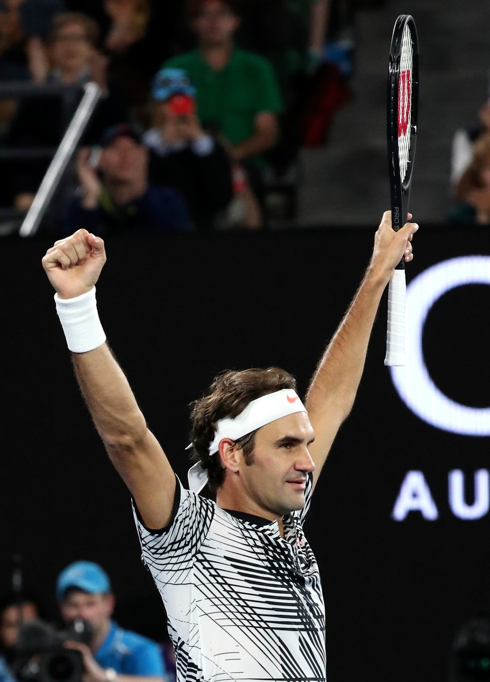 Roger Federer oslavuje postup do semifinále.