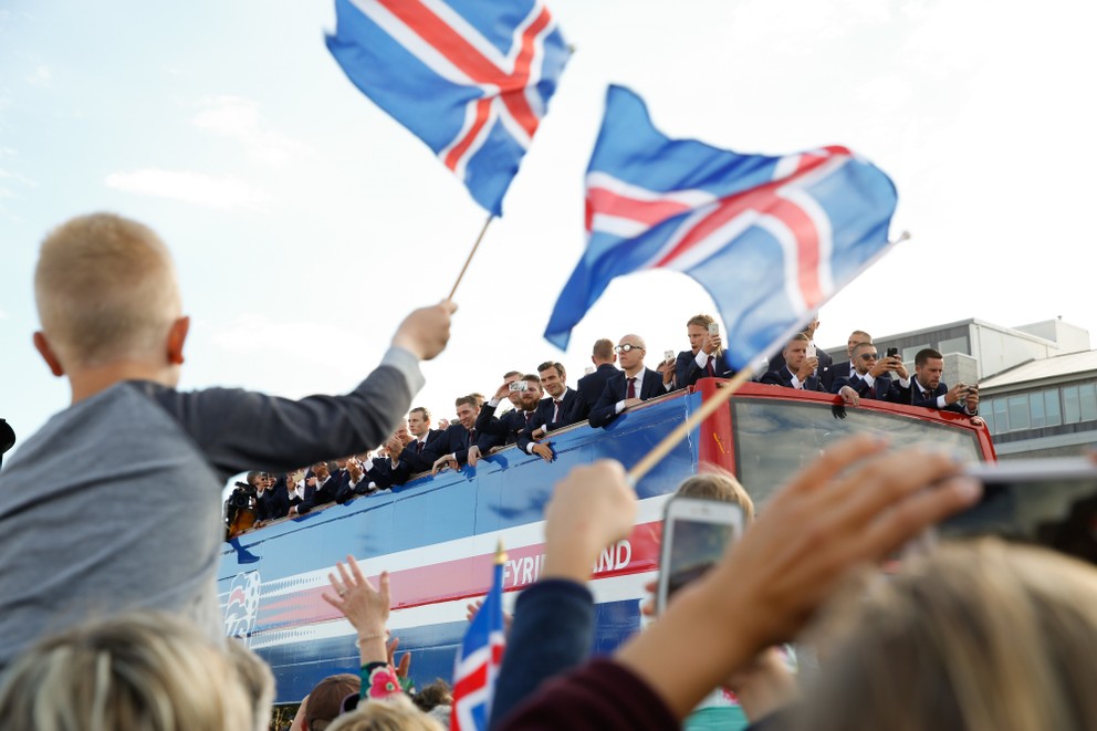 Islandskí fanúšikovia oslavujú príchod islandských futbalistov z majstrovstiev Európy.