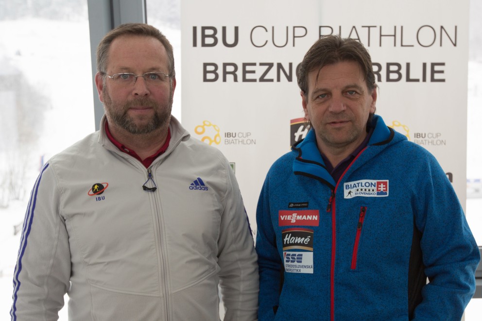 Vľavo technický delegát Medzinárodnej biatlonovej únie (IBU) a riaditeľ majstrovstiev sveta v biatlone juniorov Arne Eidam a kadetov 2017 a vpravo prezident Slovenského zväzu biatlonu Tomáš Fusko.