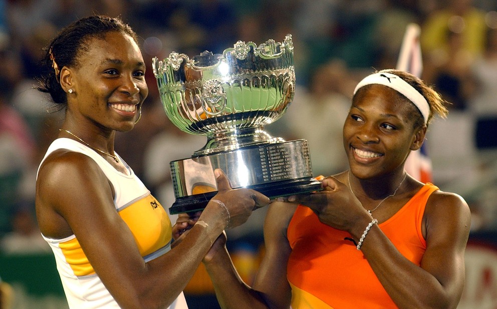 Venus (vľavo) a Serena Williamsové počas Australian Open 2003. Okrem toho, že sa stretli vo finále dvojhry, vyhrali spoločne aj štvorhru.