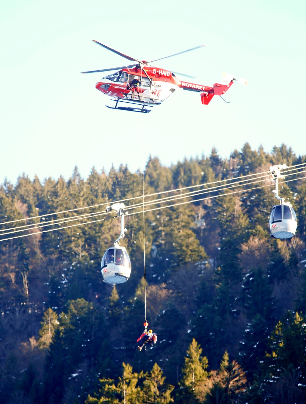 Lyžiara Girauda Moinea transportuje vrtuľník po jeho páde v zjazde Svetového pohára v alpskom lyžovaní v nemeckom Garmisch-Partenkirchene.