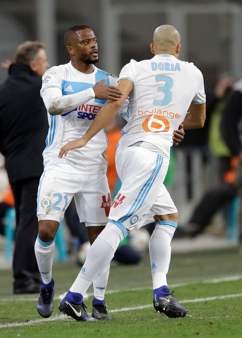 Patrice Evra (vľavo).