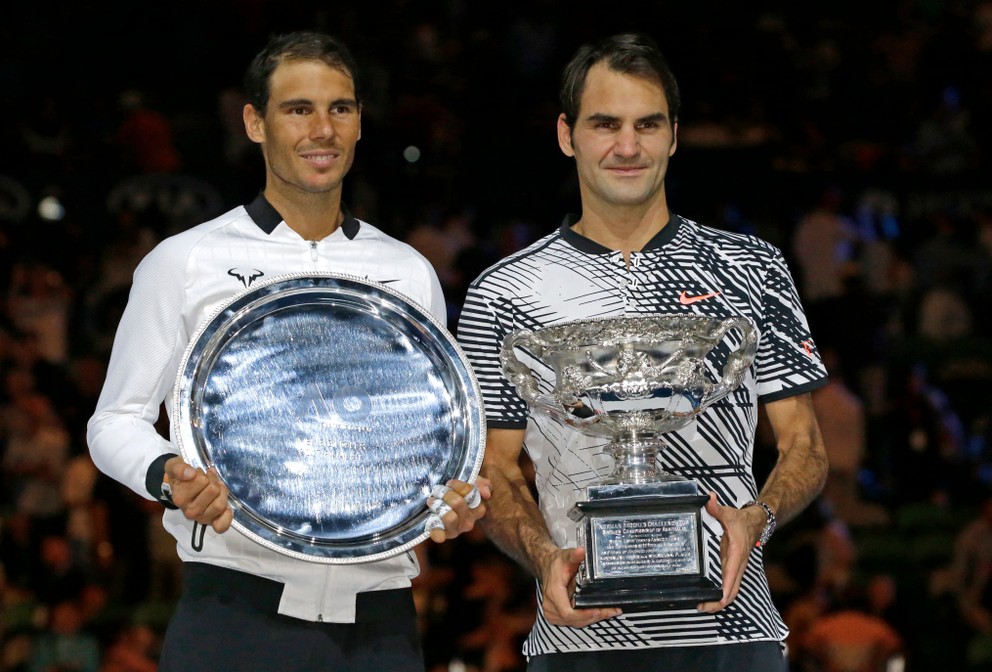 Roger Federer (vpravo) vo finále porazil v päťsetovej dráme Rafaela Nadala.