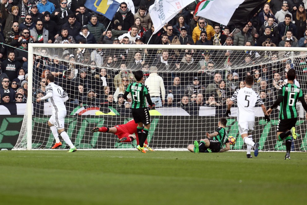 Gonzalo Higuaín (vľavo) strieľa jeden z gólov Juventusu do siete Sassuola.