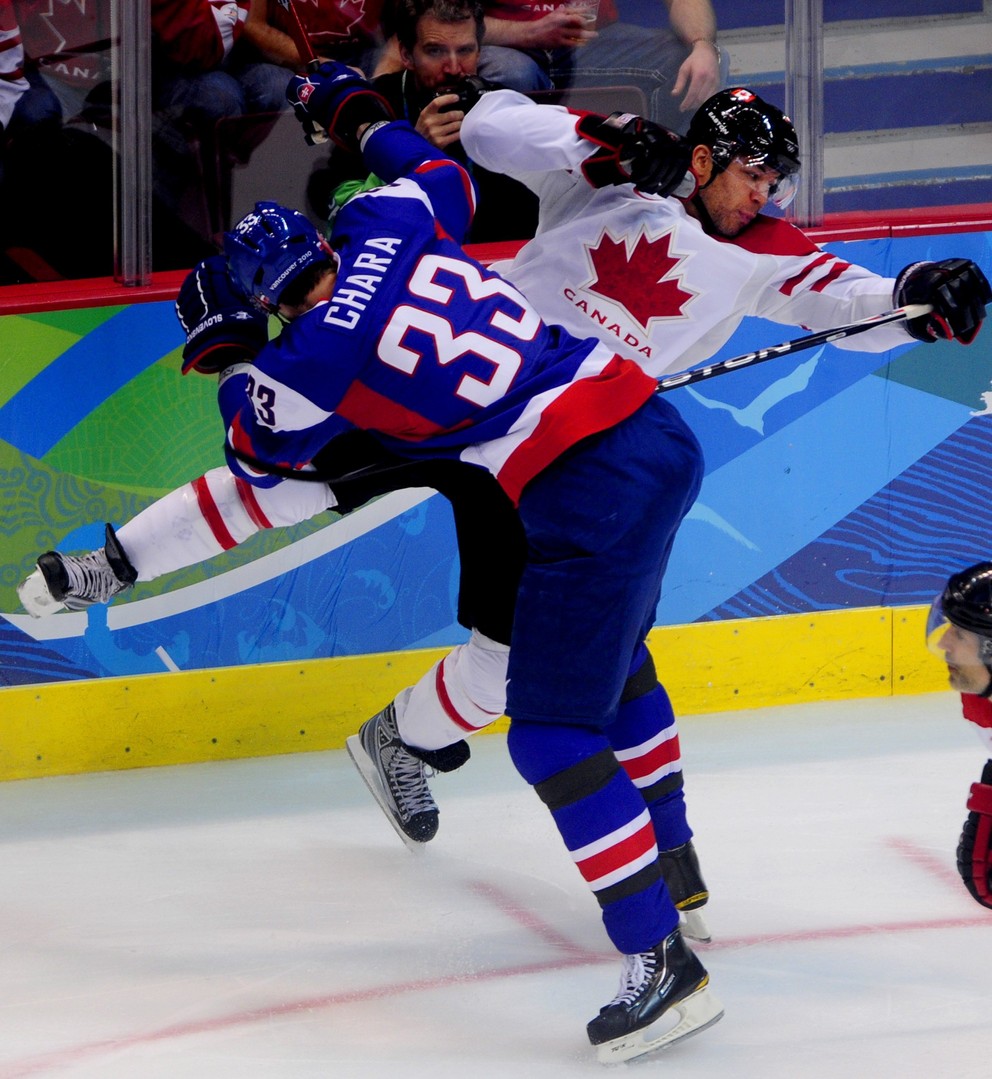 Na olympijských hrách vo Vancouveri si Iginla zahral aj proti slovenským hokejistom. A v jednom zo súbojov pocítil tvrdosť Zdena Cháru.