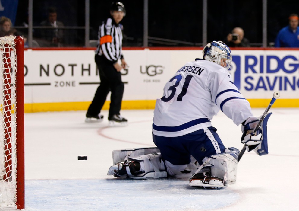 Brankár Toronta Maple Leafs Frederik Andersen inkasuje rozhodujúci gól z hokejky Brocka Nelsona.