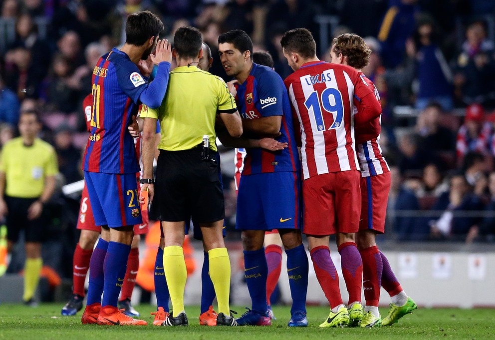 Luis Suárez (v strede) nedohral zápas po červenej karte.