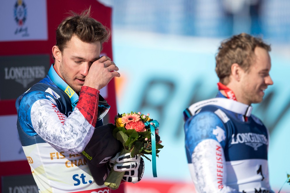 Luca Ärni si utiera slzy počas slávnostného ceremoniálu.